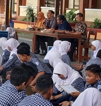 286 Siswa SMPN 1 Mayong Latihan Mengukir Gerabah